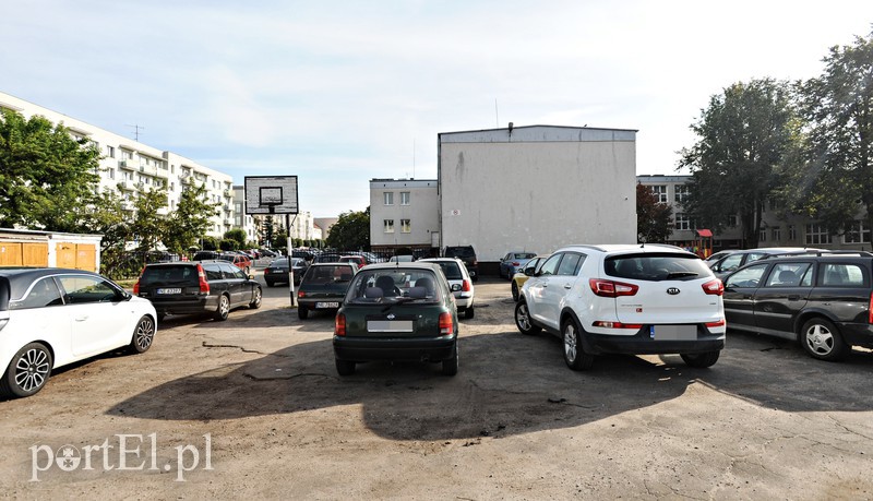 Elbląg, SP 23: boisko czy parking?