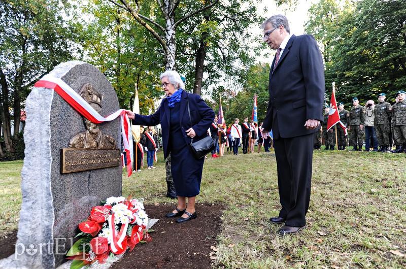 Elbląg, Wanda Stężała odsłania tablicę pamiątkową, obok jej syn - Tomasz Stężała