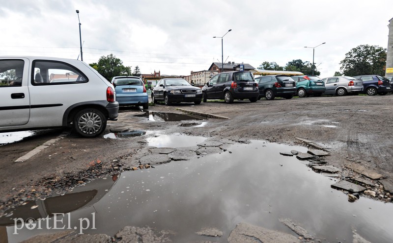Elbląg, Dziki parking przy ul. Robotniczej, na który narzekają okoliczni mieszkańcy Elbląg, Dziki parking przy ul. Robotniczej, na który narzekają okoliczni mieszkańcy