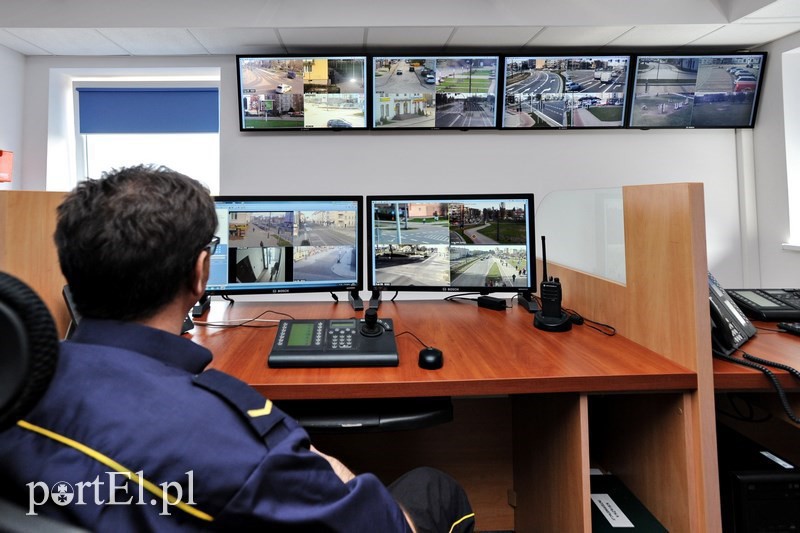 Elbląg, Do miejskiego monitoringu podpiętych jest ponad 40 kamer, z których obraz można oglądać 24 godziny na dobę Elbląg, Do miejskiego monitoringu podpiętych jest ponad 40 kamer, z których obraz można oglądać 24 godziny na dobę