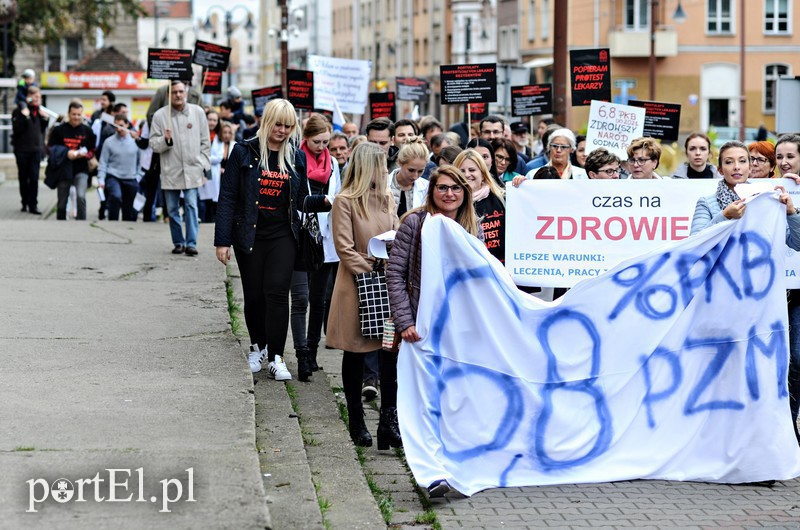 Elbląg, Środowisko medyczne przeszło ulicami Elbląga