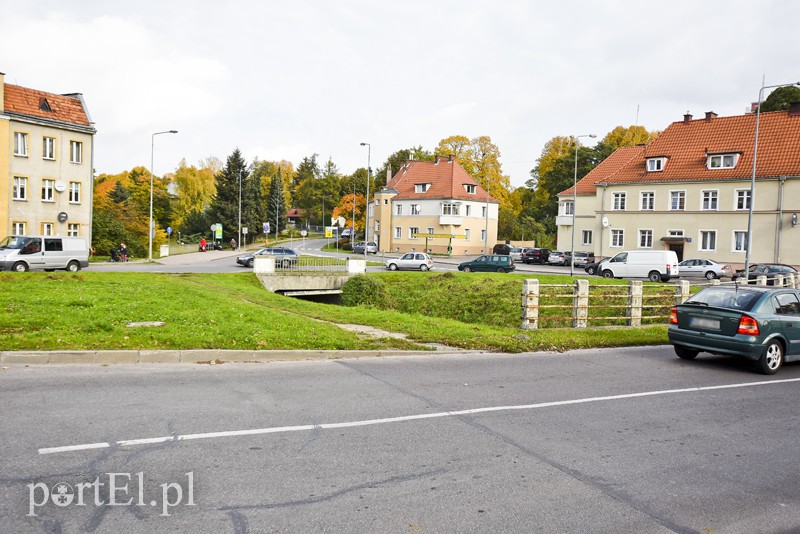 Elbląg, Czasami piesi skracają sobie drogę i przechodzą przez wyspę Elbląg, Czasami piesi skracają sobie drogę i przechodzą przez wyspę