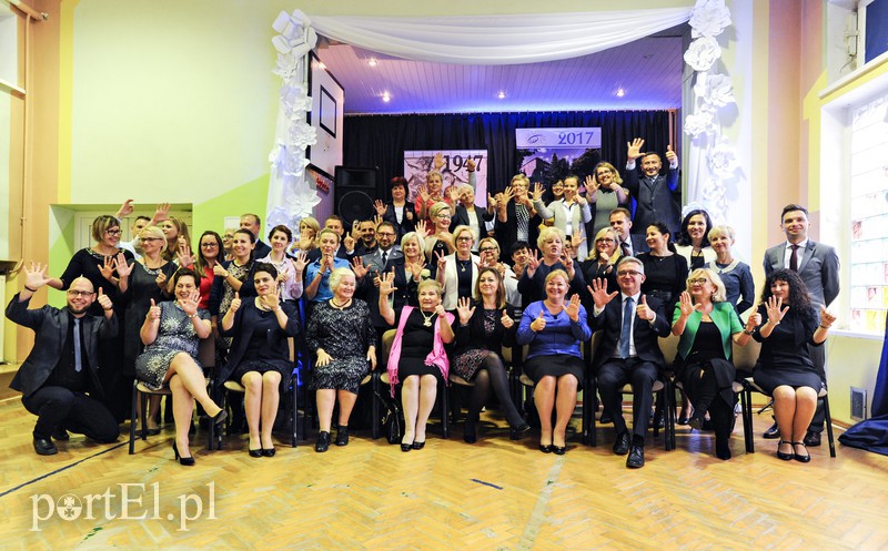 Elbląg, Pamiątkowe zdjęcie na 70-lecie SP 6