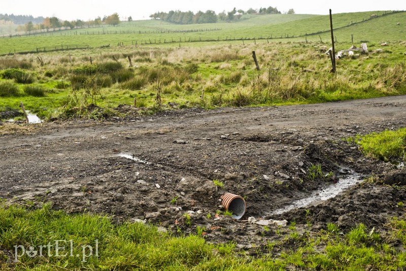 Elbląg, Rura, którą pod drogą wkopali drogowcy, nie do końca spełnia swoje zadanie Elbląg, Rura, którą pod drogą wkopali drogowcy, nie do końca spełnia swoje zadanie