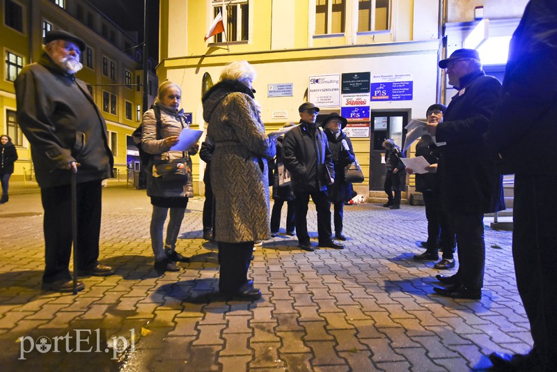 Elbląg, Kilkanaście osób zebrało się przed siedzibą PiS, by zapalić znicze i oddać hołd Piotrowi S. Elbląg, Kilkanaście osób zebrało się przed siedzibą PiS, by zapalić znicze i oddać hołd Piotrowi S.