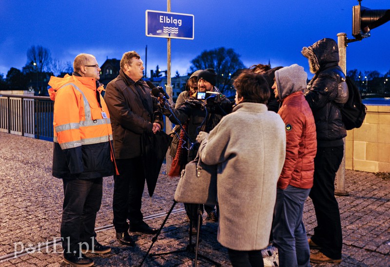 Elbląg, Z dziennikarzami na Moście Wysokim spotkali się Witold Wróblewski i Tomasz Świniarski