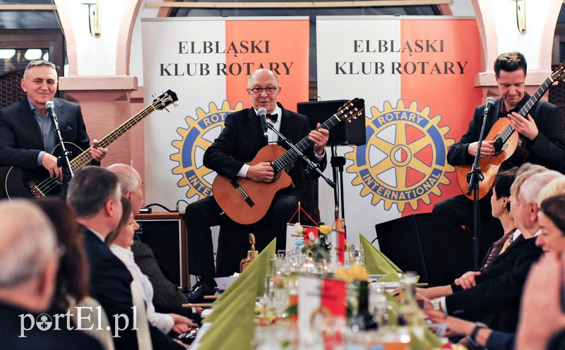 Elbląg, Ci, którzy przyszli na aukcję, mogli posłuchać Aloszy Awdiejewa i jego zespołu