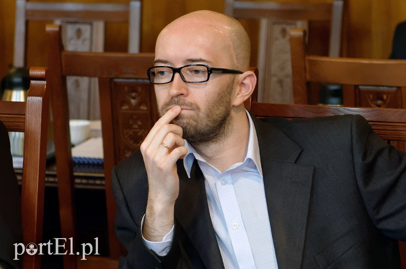 Elbląg, - Komisja nie jest w stanie należycie wypełnić swoich obowiązków na skutek okoliczności leżących po stronie Urzędu Miejskiego – mówił na dzisiejszym posiedzeniu komisji rewizyjnej jej szef Paweł Fedorczyk Elbląg, - Komisja nie jest w stanie należycie wypełnić swoich obowiązków na skutek okoliczności leżących po stronie Urzędu Miejskiego – mówił na dzisiejszym posiedzeniu komisji rewizyjnej jej szef Paweł Fedorczyk