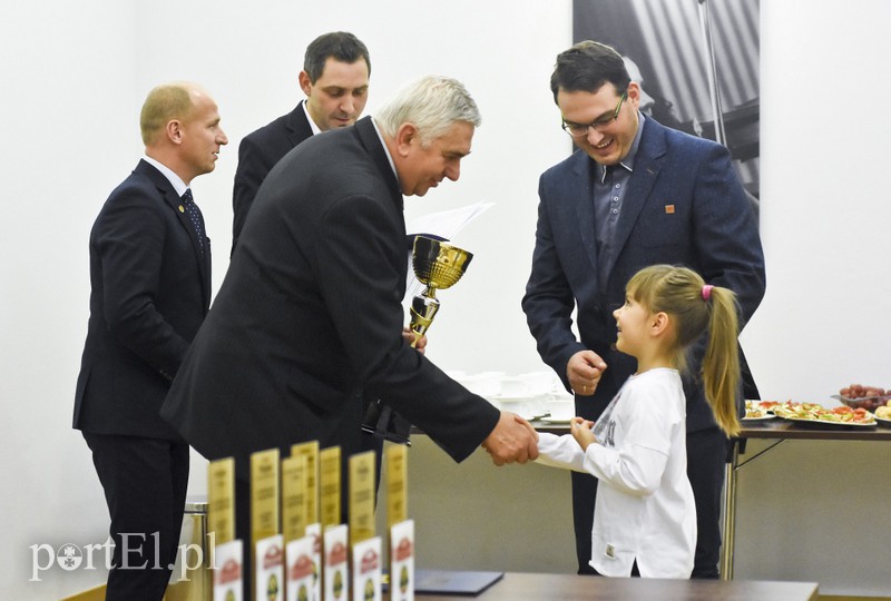 Elbląg, Piotr Grabowski wraz z córką odbiera nagrodę zdobytą w TNSME