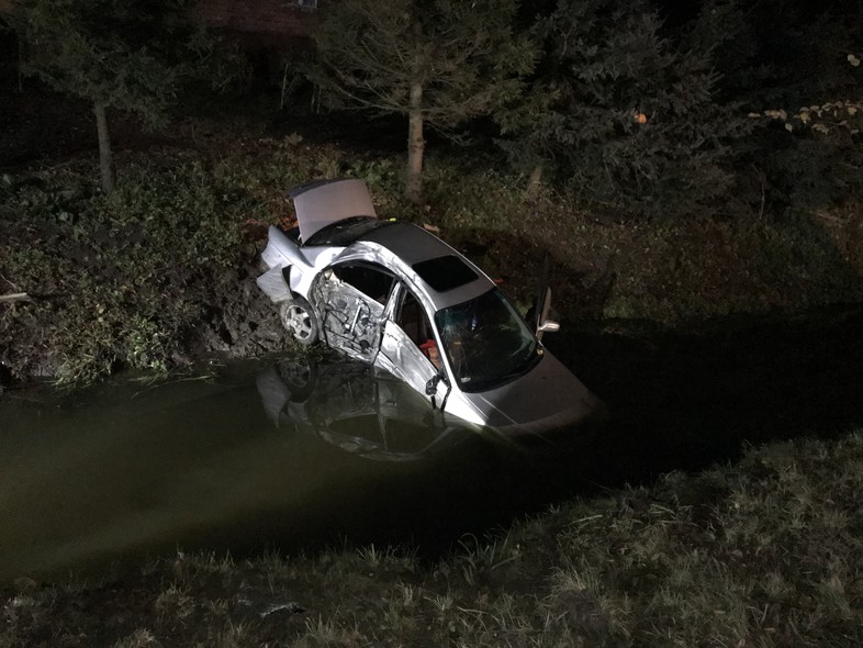 Elbląg, Wyprzedzał, uderzył w drzewo i wjechał do rowu z wodą Elbląg, Wyprzedzał, uderzył w drzewo i wjechał do rowu z wodą