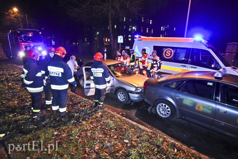 Elbląg, Zderzenie trzech aut na ul. Żeromskiego, trzy osoby w szpitalu