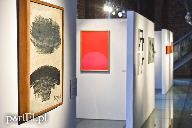 Elbląg, Na pierwszym planie praca Gerarda Kwiatkowskiego prezentowana na wystawie "Nabory"