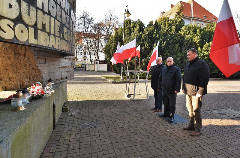 Elbląg, Dziś kwiaty pod Pomnikiem Ofiar Grudnia 70 złożyła delegacja NSZZ "Solidarność" Elbląg, Dziś kwiaty pod Pomnikiem Ofiar Grudnia 70 złożyła delegacja NSZZ "Solidarność"