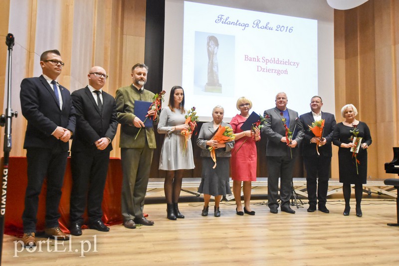 Elbląg, Nominowani i nagrodzeni przez Fundację Elbląg na zdjęciu z wiceprezydentem Jackiem Boruszką i prezesem Fundacji Krzysztofem Grablewskim