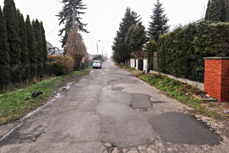 Elbląg, Mieszkańcy ul. Pomorskiej czekają na remont nawierzchni od kilkudziesięciu lat Elbląg, Mieszkańcy ul. Pomorskiej czekają na remont nawierzchni od kilkudziesięciu lat