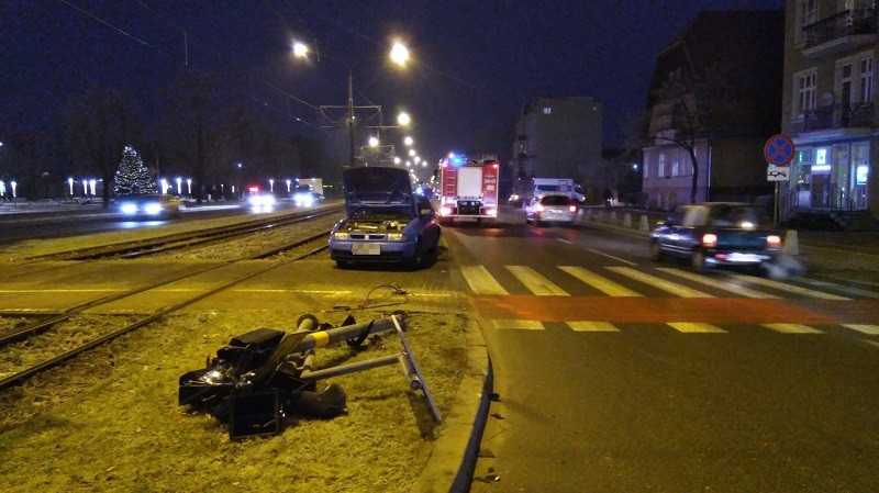 Elbląg, Spieszył się do pracy i "skosił" trzy słupy