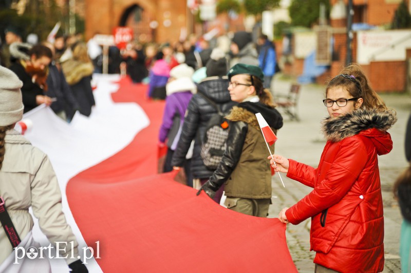 Elbląg, 11 listopada 2017 r. - elblążanie niosą 50-metrową polską flagę