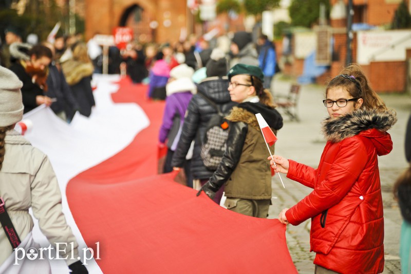 Elbląg, 11 listopada 2017 r. - elblążanie niosą 50-metrową polską flagę Elbląg, 11 listopada 2017 r. - elblążanie niosą 50-metrową polską flagę
