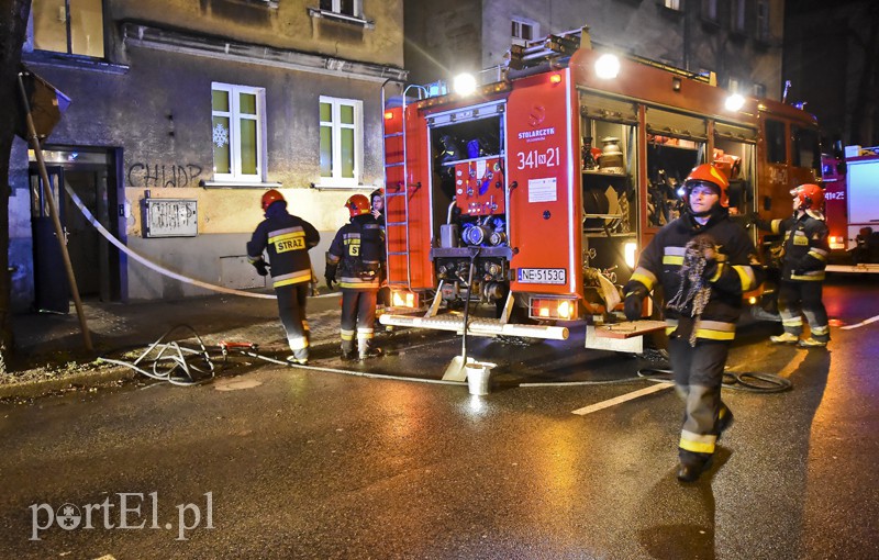 Elbląg, Ul. Mickiewicza: zadymienie na klatce schodowej i pożar sadzy