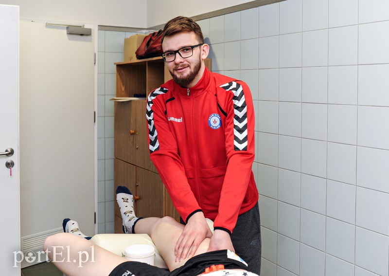 Elbląg, - Na pewno najtrudniejszym momentem dla fizjoterapeuty pracującego klubie jest okres i obóz przygotowawczy. Czasami zdarza się, że masuję od godz. 19 do północy bez żadnej przerwy - mówi Krzysztof Garczarczyk Elbląg, - Na pewno najtrudniejszym momentem dla fizjoterapeuty pracującego klubie jest okres i obóz przygotowawczy. Czasami zdarza się, że masuję od godz. 19 do północy bez żadnej przerwy - mówi Krzysztof Garczarczyk