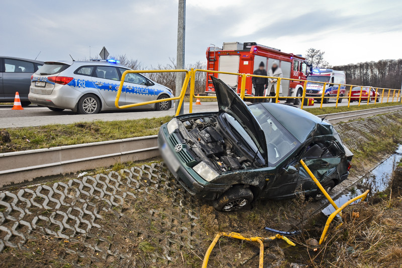 Elbląg, Wpadła do rowu, jedna osoba w szpitalu