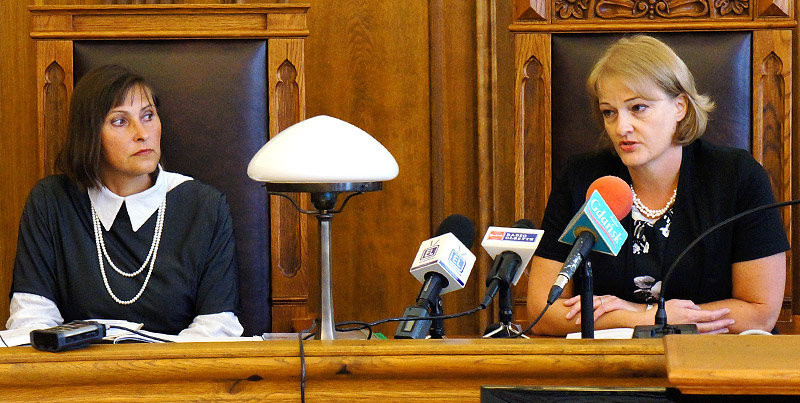 Elbląg, Agnieszka Nowńska (z lewej) podczas konferencji prasowej na temat budowy nowej siedziby sądu. Z prawej: ówczesna prezes SO Ewa Pietraszewska. Zdjęcie z 2013 r.