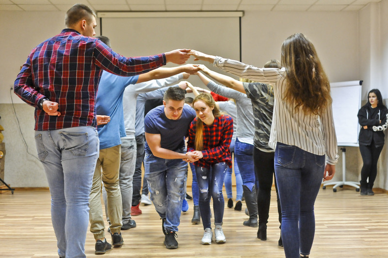 Elbląg, Uczniowie ZSZ nr 1 ćwiczą poloneza przed swoją studniówką