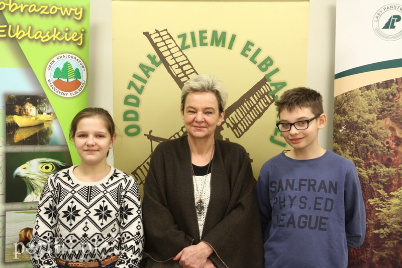 Elbląg, Barbara Krajnik, nauczycielka ze szkoły w Zwierznie, z uczniami: Agatą Soukup i Mateuszem Knutem Elbląg, Barbara Krajnik, nauczycielka ze szkoły w Zwierznie, z uczniami: Agatą Soukup i Mateuszem Knutem