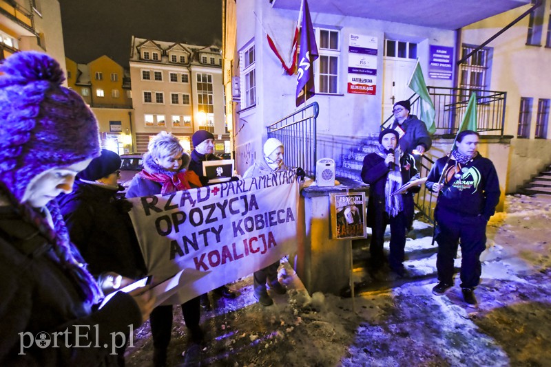 Elbląg, Protestujący zebrali się na ul. Czerwonego Krzyża Elbląg, Protestujący zebrali się na ul. Czerwonego Krzyża