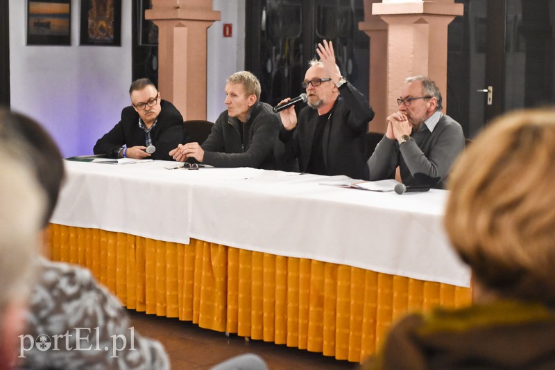 Elbląg, Elbląg odwiedzil.: Paweł Kasprzak (z mikrofonem), Tadeusz Jakrzewski (drugi z lewej) i Piotr Pytlakowski (pierwszy z prawej) Elbląg, Elbląg odwiedzil.: Paweł Kasprzak (z mikrofonem), Tadeusz Jakrzewski (drugi z lewej) i Piotr Pytlakowski (pierwszy z prawej)