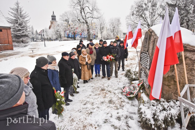 Elbląg, Rocznicę powstania upamiętnia obelisk w parku Traugutta