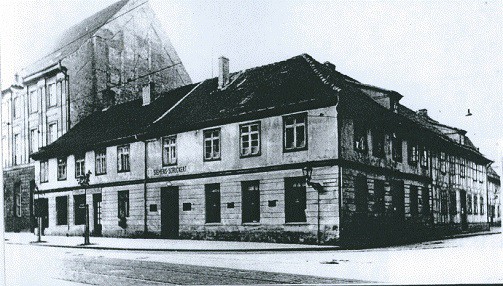 Elbląg, Szpital Św. Elżbiety, róg Hospitalstrasse. Po lewej stojący do dzisiaj budynek byłego Reichsbanku (obecnie wystawiony na sprzedaż)
