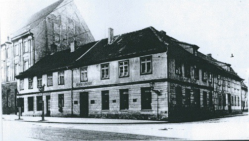 Elbląg, Szpital Św. Elżbiety, róg Hospitalstrasse. Po lewej stojący do dzisiaj budynek byłego Reichsbanku (obecnie wystawiony na sprzedaż) Elbląg, Szpital Św. Elżbiety, róg Hospitalstrasse. Po lewej stojący do dzisiaj budynek byłego Reichsbanku (obecnie wystawiony na sprzedaż)