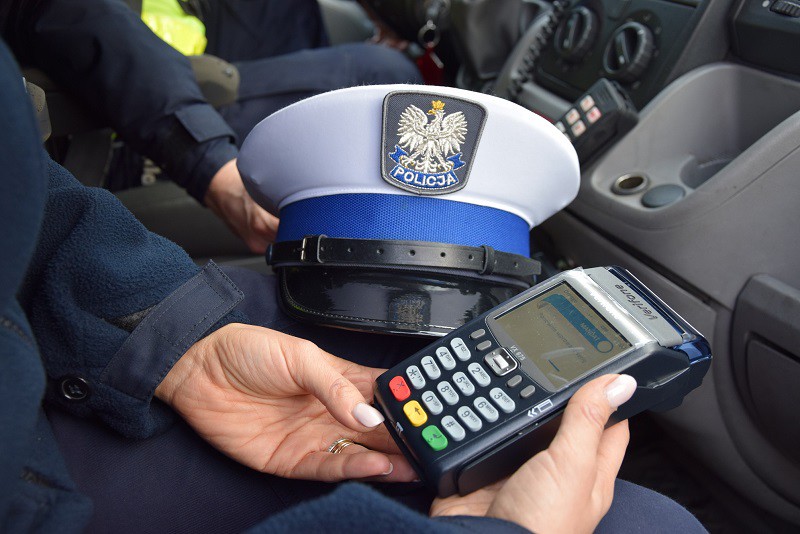 Elbląg, Mandat można zapłacić w radiowozie, ale tylko kartą płatniczą Elbląg, Mandat można zapłacić w radiowozie, ale tylko kartą płatniczą