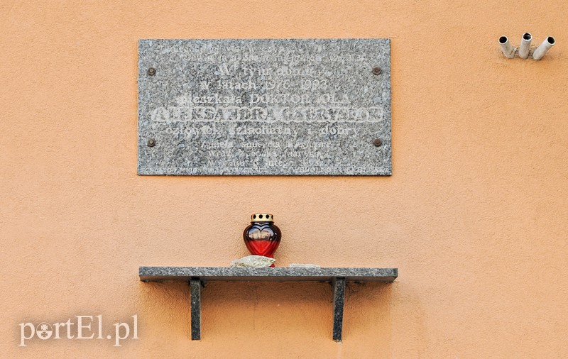 Elbląg, Tragiczne wydarzenia sprzed 25 lat upamiętnia tablica umieszczona na budynku, w którym mieszkała i zginęła dr Aleksandra Gabrysiak i jej córka Maria