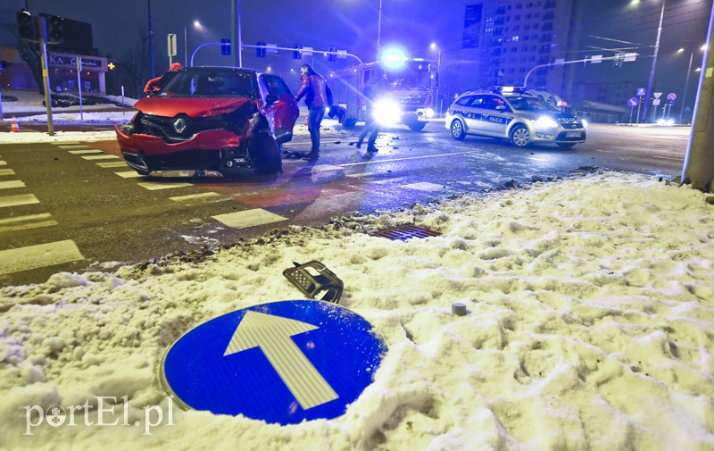 Elbląg, Zderzenie mercedesa z renault, jedna osoba w szpitalu Elbląg, Zderzenie mercedesa z renault, jedna osoba w szpitalu