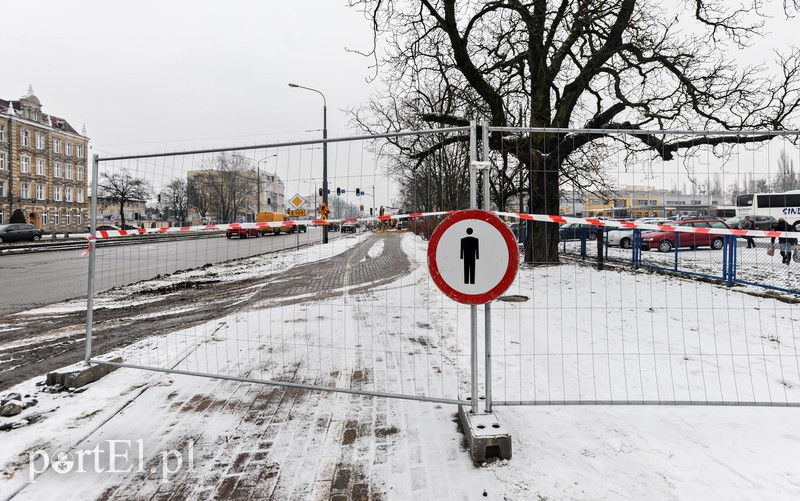 Elbląg, Piesi muszą korzystać z przejście przez teren PKS