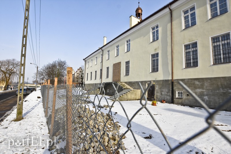 Elbląg, Tymczasowy płot ma zniknąć z końcem kwietnia. Czy powstanie nowe ogrodzenie od strony rzeki?