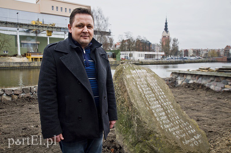 Elbląg, Grzegorz Borowiec przed pamiątkowym głazem Elbląg, Grzegorz Borowiec przed pamiątkowym głazem