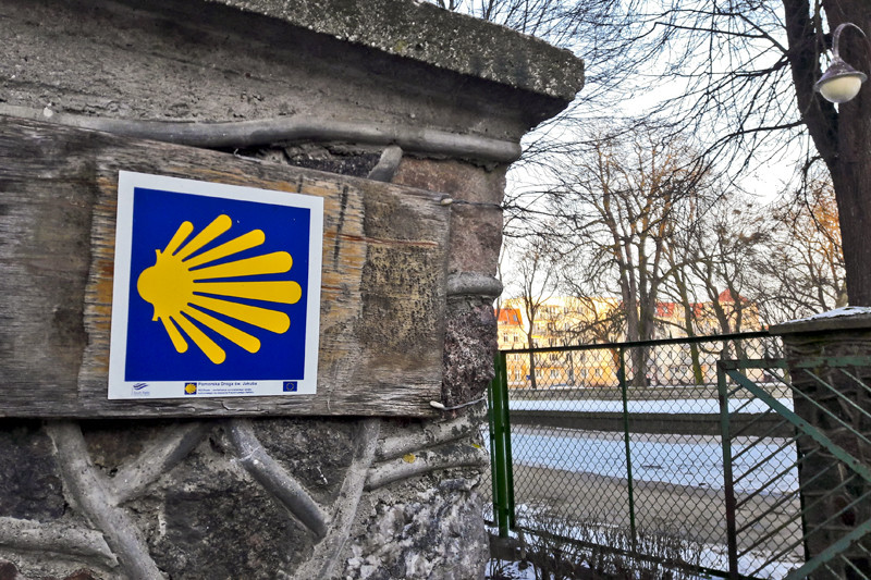 Elbląg, Pomorski odcinek drogi św. Jakuba przebiega m.in. przez Elbląg. Jeden z jej symboli znajduje się na budynku przy ul. Krótkiej