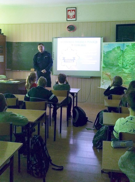 Elbląg, Policjanci rozmawiali z młodzieżą o bezpieczeństwie Elbląg, Policjanci rozmawiali z młodzieżą o bezpieczeństwie