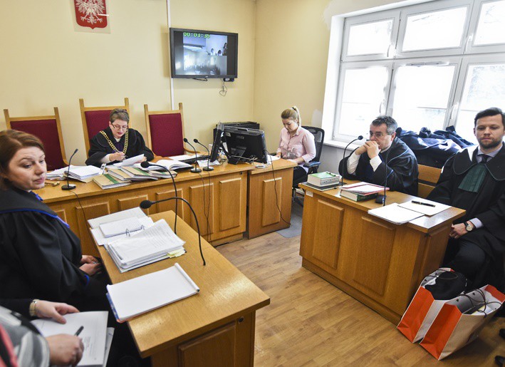 Elbląg, Pracownicy chcą odszkodowań i przeprosin. Proces będzie toczyć się za zamkniętymi drzwiami Elbląg, Pracownicy chcą odszkodowań i przeprosin. Proces będzie toczyć się za zamkniętymi drzwiami