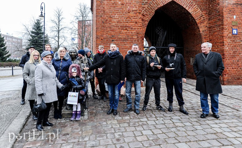 Elbląg, Nagrodę w imieniu swoich i siostry odebrała Zuzia Szwaracka, a wszyscy, którzy przyszli na ogłoszenie wyników, stanęli do pamiątkowego zdjęcia