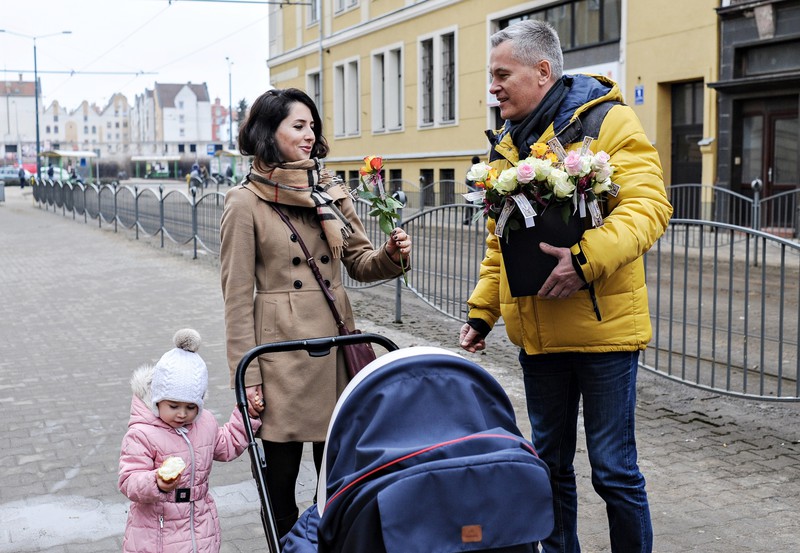 Elbląg, Róże rozdawał m.in. Włodek Gęsicki, wydawca portEl.pl Elbląg, Róże rozdawał m.in. Włodek Gęsicki, wydawca portEl.pl