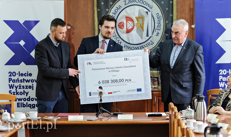 Elbląg, Michał Wypij (w środku) z Ministerstwa Nauki i Szkolnictwa Wyższego przekazał prof. Zbigniewowi Walczykowi, rektorowi PWSZ, „czek” na 6 milionów złotych Elbląg, Michał Wypij (w środku) z Ministerstwa Nauki i Szkolnictwa Wyższego przekazał prof. Zbigniewowi Walczykowi, rektorowi PWSZ, „czek” na 6 milionów złotych