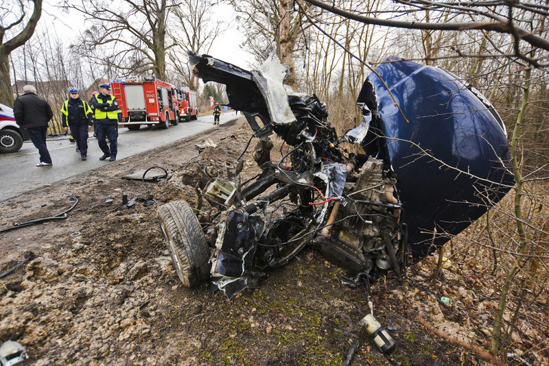 Elbląg, Audi po wypadku rozpadło się na dwie części Elbląg, Audi po wypadku rozpadło się na dwie części
