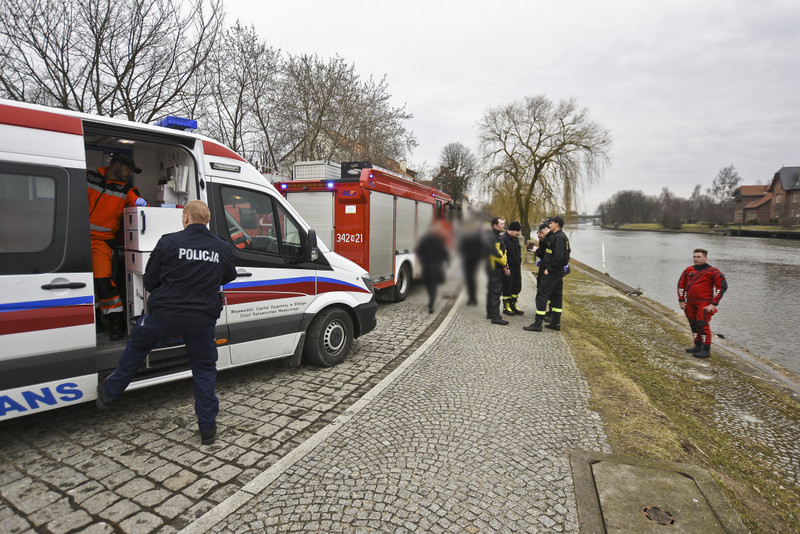 Elbląg, Karmił kaczki i wpadł do rzeki Elbląg, Karmił kaczki i wpadł do rzeki