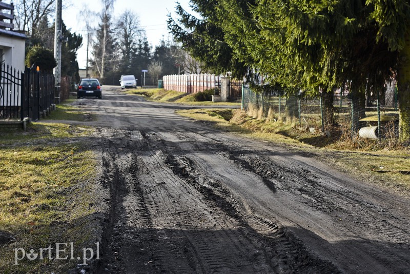 Elbląg, Mieszkańcy od lat bezskutecznie domagają się od władz gminy, by ulica Nowa miała lepszą nawierzchnię