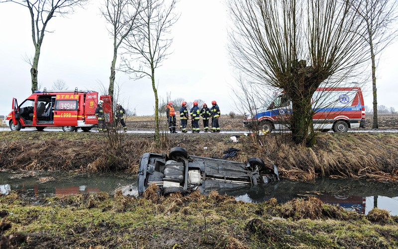 Elbląg, Wjechali do rowu, kierowca nie żyje Elbląg, Wjechali do rowu, kierowca nie żyje