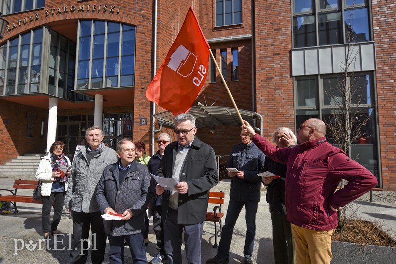 Elbląg, Dziś członkowie i sympatycy Lewicy rozdawali elblążanom egzemplarze konstytucji Elbląg, Dziś członkowie i sympatycy Lewicy rozdawali elblążanom egzemplarze konstytucji